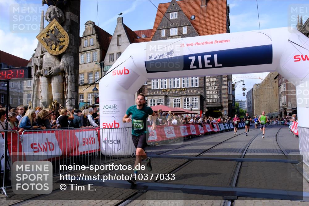 13.09.2026 - 21. swb-Marathon Bremen Tim E. http://msf.ph/oto/10377033 13.09.2026 13:13:03 Ziel 1513, 2350, 2362, 2442, 3054, 3988, 4605, 4879, 5965, 8029, 8798, 9775, 9803, 13106 meine-sportfotos.de