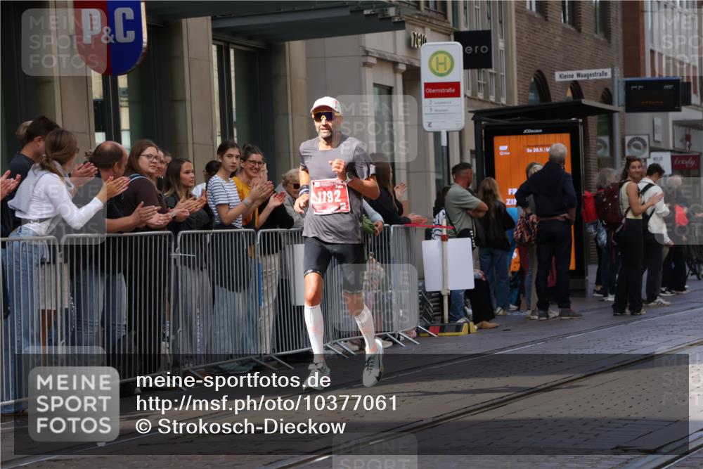 13.09.2026 - 21. swb-Marathon Bremen Strokosch-Dieckow http://msf.ph/oto/10377061 13.09.2026 12:34:04 Ziel 1154, 1997, 1192 meine-sportfotos.de