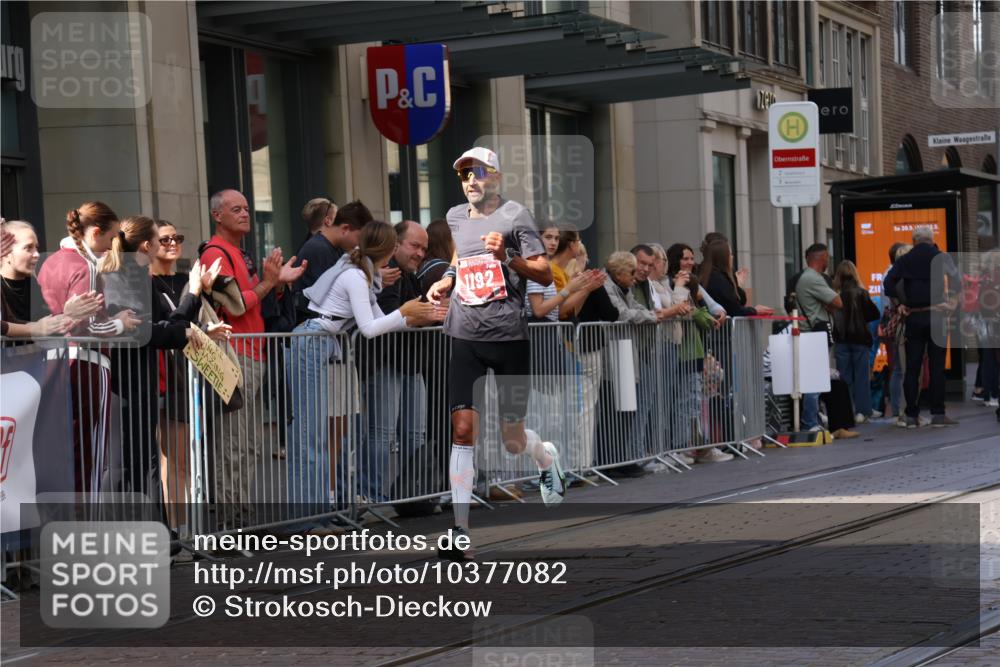 13.09.2026 - 21. swb-Marathon Bremen Strokosch-Dieckow http://msf.ph/oto/10377082 13.09.2026 12:34:05 Ziel 1154, 1997, 1192 meine-sportfotos.de