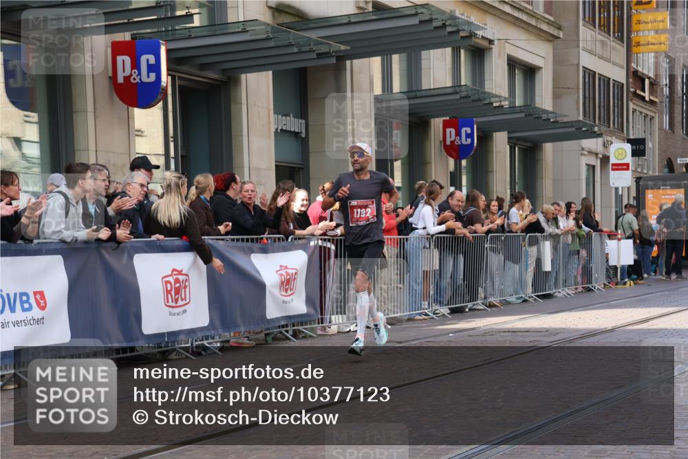 13.09.2026 - 21. swb-Marathon Bremen Strokosch-Dieckow http://msf.ph/oto/10377123 13.09.2026 12:34:06 Ziel 1154, 1997, 1192 meine-sportfotos.de