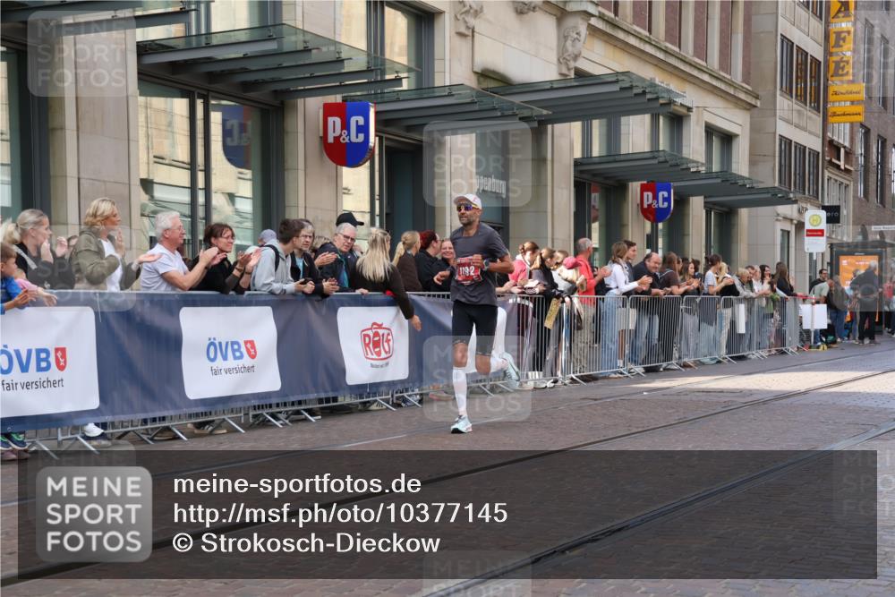 13.09.2026 - 21. swb-Marathon Bremen Strokosch-Dieckow http://msf.ph/oto/10377145 13.09.2026 12:34:06 Ziel 1154, 1997, 1192 meine-sportfotos.de
