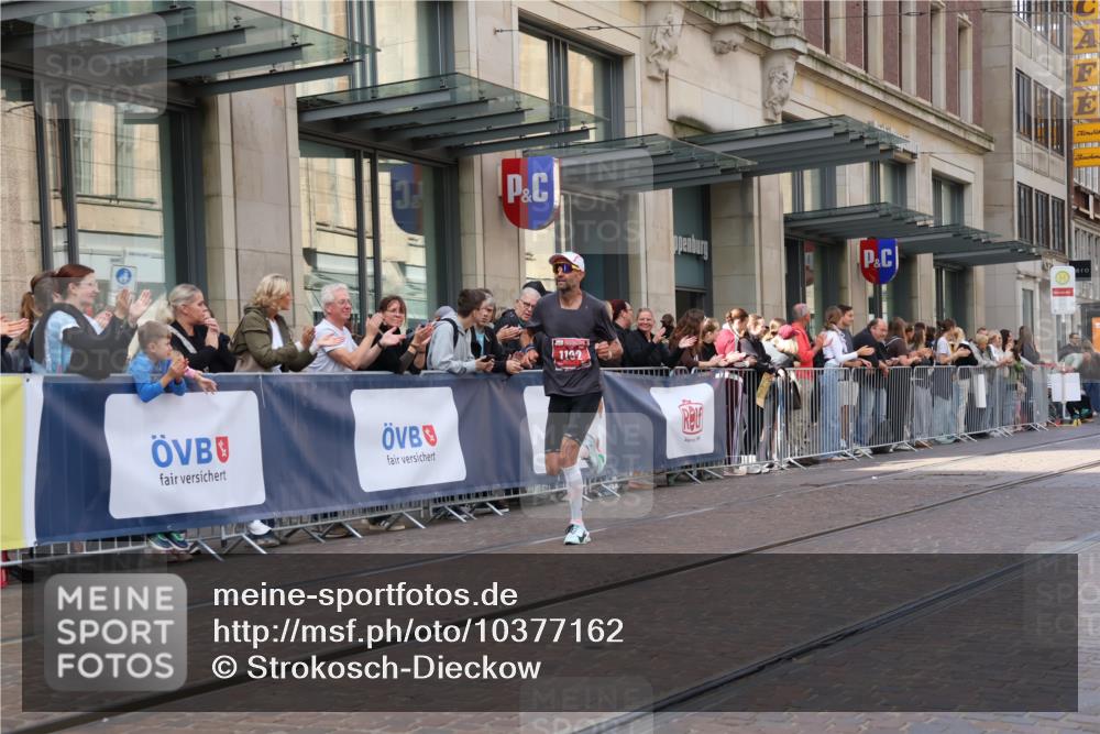13.09.2026 - 21. swb-Marathon Bremen Strokosch-Dieckow http://msf.ph/oto/10377162 13.09.2026 12:34:07 Ziel 1154, 1997, 1192 meine-sportfotos.de