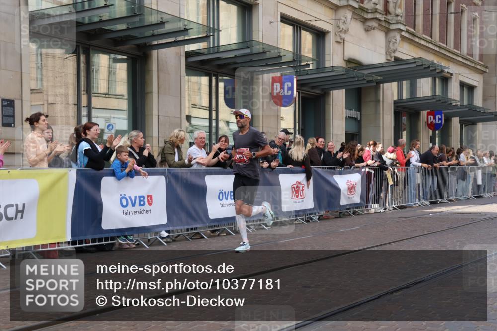 13.09.2026 - 21. swb-Marathon Bremen Strokosch-Dieckow http://msf.ph/oto/10377181 13.09.2026 12:34:07 Ziel 1154, 1997, 1192 meine-sportfotos.de