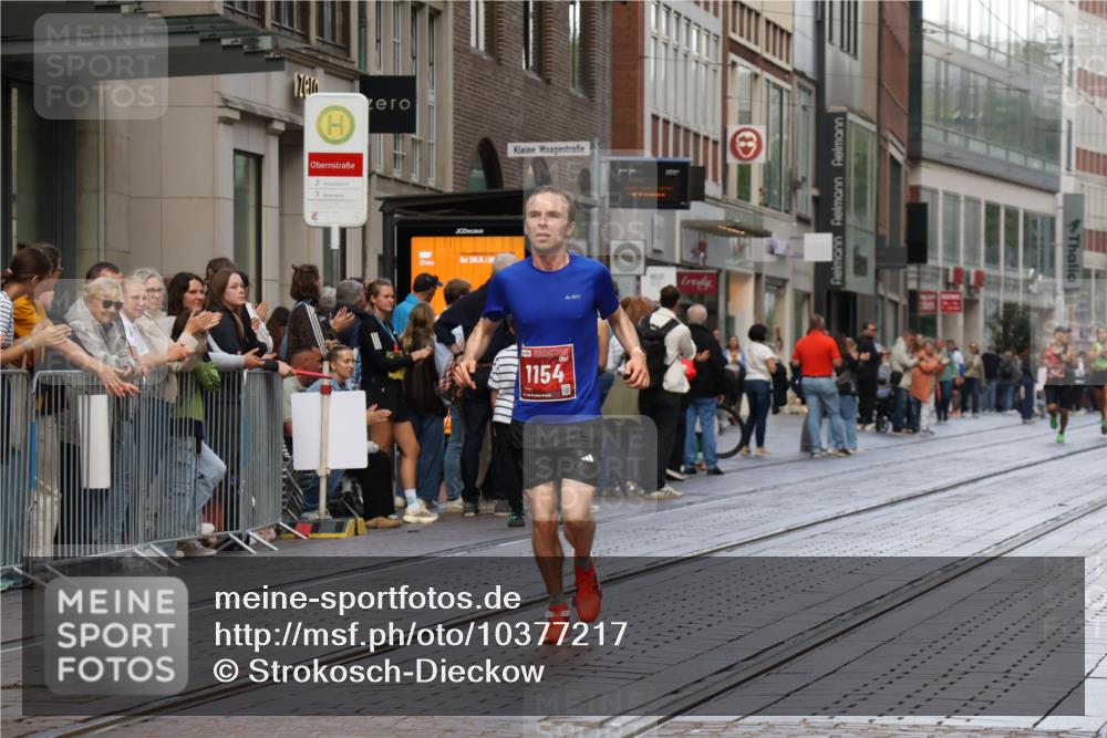 13.09.2026 - 21. swb-Marathon Bremen Strokosch-Dieckow http://msf.ph/oto/10377217 13.09.2026 12:34:36 Ziel 1190, 917, 1154, 1190, 1997 meine-sportfotos.de