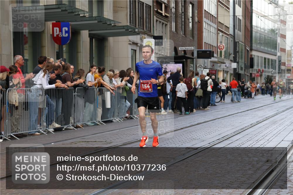 13.09.2026 - 21. swb-Marathon Bremen Strokosch-Dieckow http://msf.ph/oto/10377236 13.09.2026 12:34:37 Ziel 1028, 917, 1154, 1190, 1997 meine-sportfotos.de