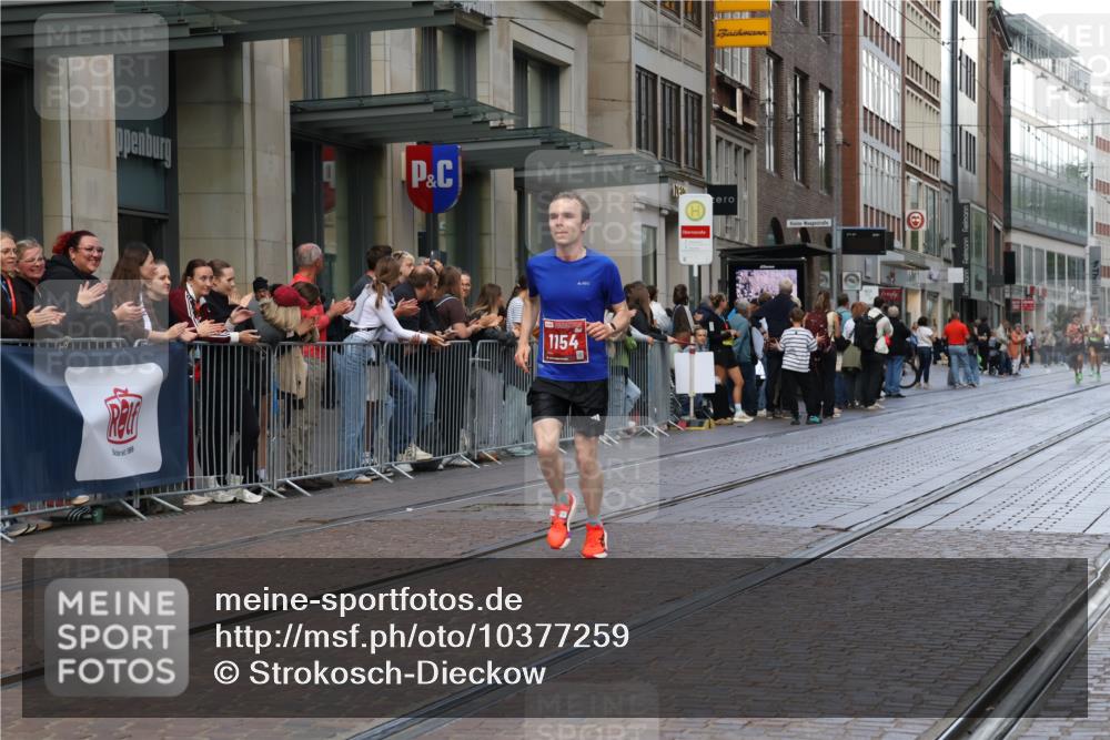 13.09.2026 - 21. swb-Marathon Bremen Strokosch-Dieckow http://msf.ph/oto/10377259 13.09.2026 12:34:37 Ziel 1028, 917, 1154, 1190, 1997 meine-sportfotos.de