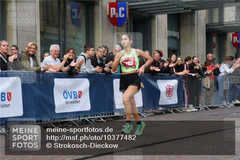 13.09.2026 - 21. swb-Marathon Bremen Strokosch-Dieckow http://msf.ph/oto/10377482 13.09.2026 12:34:53 Ziel 1028, 917, 1190, 1997 meine-sportfotos.de