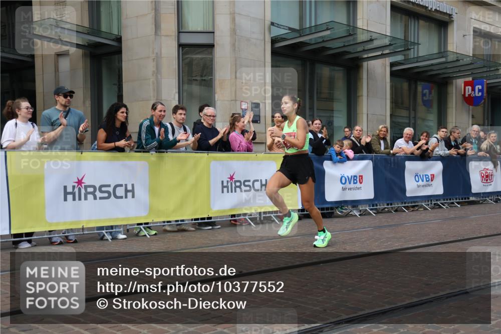 13.09.2026 - 21. swb-Marathon Bremen Strokosch-Dieckow http://msf.ph/oto/10377552 13.09.2026 12:34:54 Ziel 1028, 917, 1190, 1997 meine-sportfotos.de