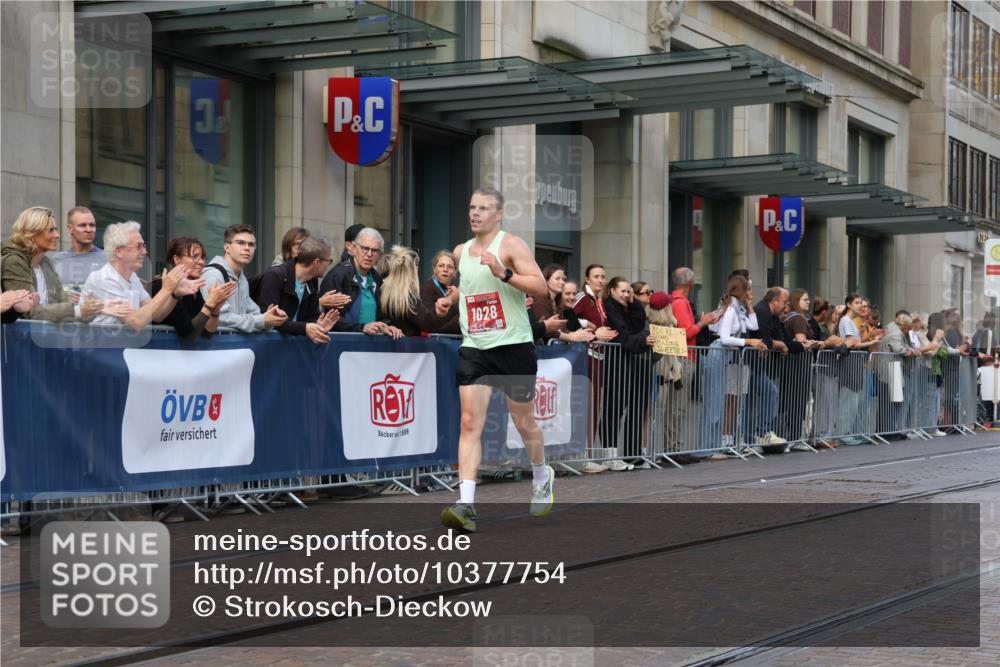 13.09.2026 - 21. swb-Marathon Bremen Strokosch-Dieckow http://msf.ph/oto/10377754 13.09.2026 12:35:17 Ziel 1028 meine-sportfotos.de