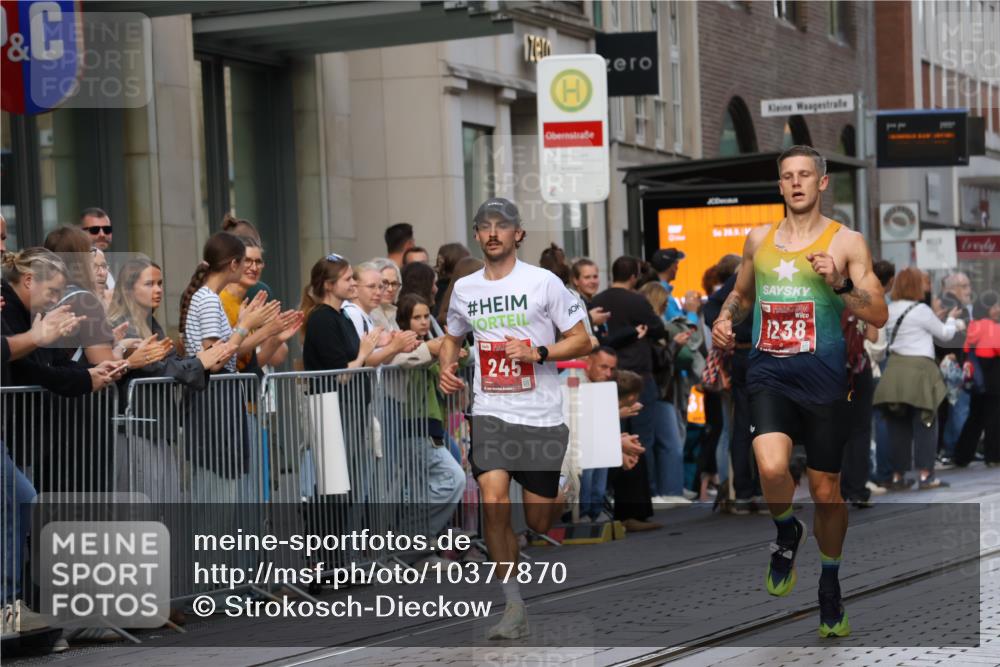13.09.2026 - 21. swb-Marathon Bremen Strokosch-Dieckow http://msf.ph/oto/10377870 13.09.2026 12:35:59 Ziel 245, 1238, 1670 meine-sportfotos.de