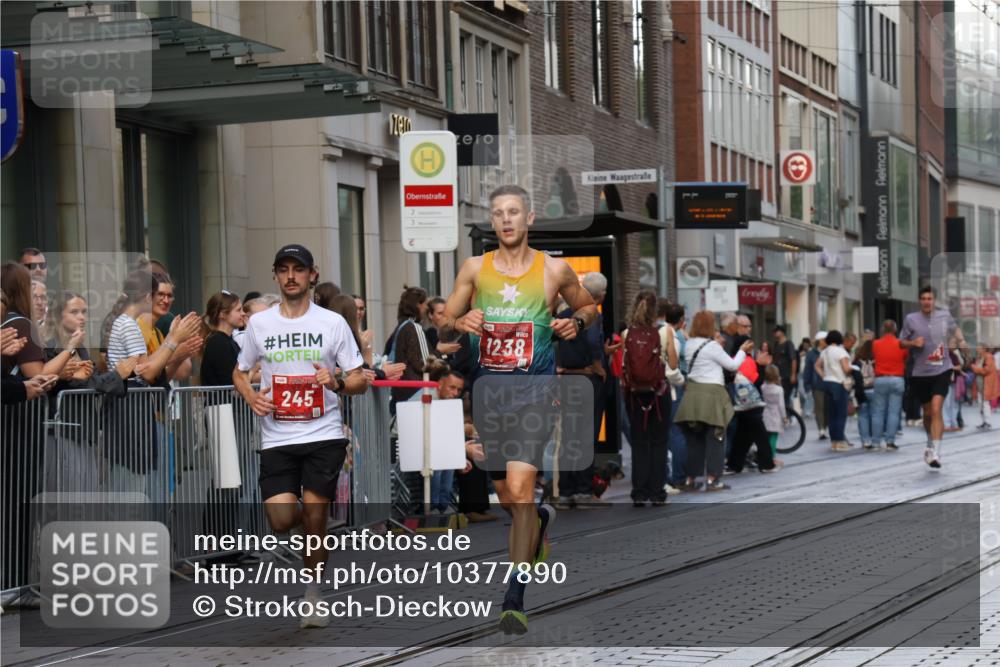 13.09.2026 - 21. swb-Marathon Bremen Strokosch-Dieckow http://msf.ph/oto/10377890 13.09.2026 12:36:00 Ziel 245, 1238, 1670 meine-sportfotos.de