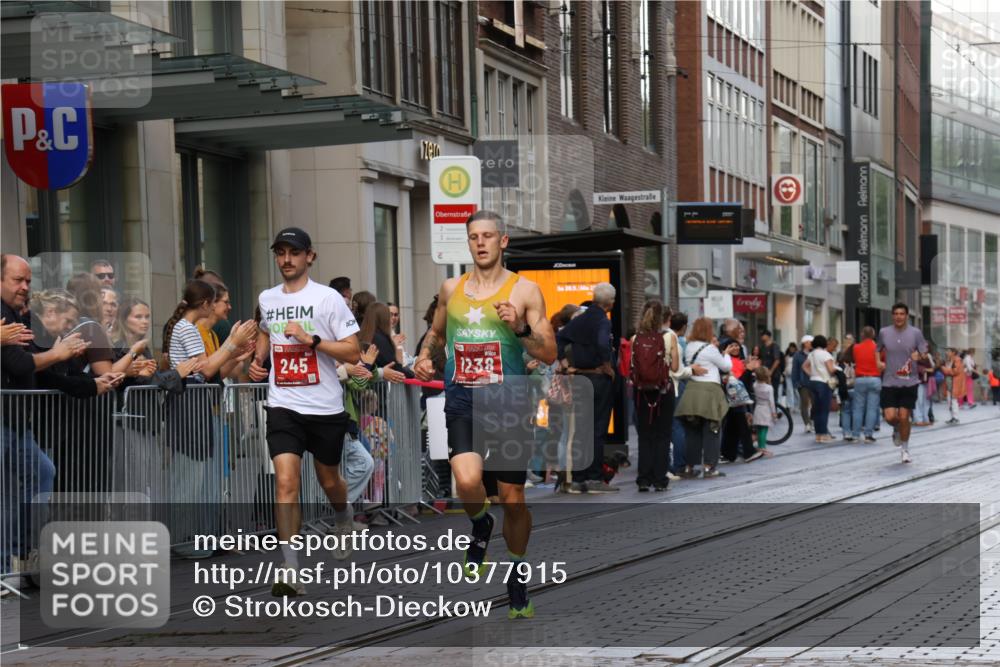 13.09.2026 - 21. swb-Marathon Bremen Strokosch-Dieckow http://msf.ph/oto/10377915 13.09.2026 12:36:00 Ziel 245, 1238, 1670 meine-sportfotos.de