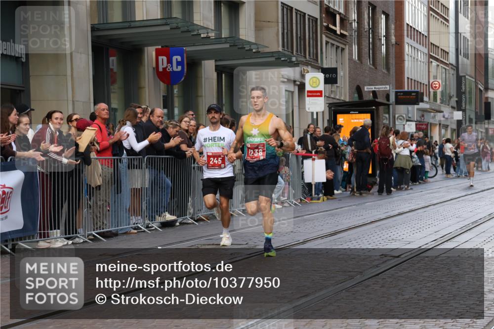 13.09.2026 - 21. swb-Marathon Bremen Strokosch-Dieckow http://msf.ph/oto/10377950 13.09.2026 12:36:00 Ziel 245, 1238, 1670 meine-sportfotos.de