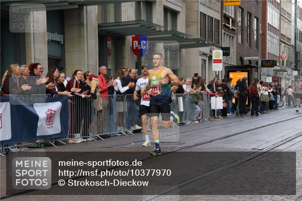 13.09.2026 - 21. swb-Marathon Bremen Strokosch-Dieckow http://msf.ph/oto/10377970 13.09.2026 12:36:01 Ziel 245, 1238, 1670 meine-sportfotos.de