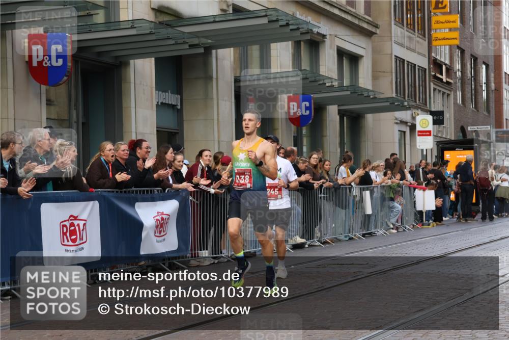 13.09.2026 - 21. swb-Marathon Bremen Strokosch-Dieckow http://msf.ph/oto/10377989 13.09.2026 12:36:01 Ziel 245, 1238, 1670 meine-sportfotos.de