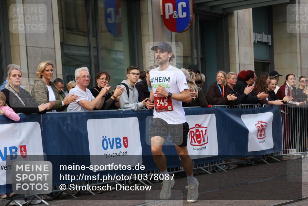 13.09.2026 - 21. swb-Marathon Bremen Strokosch-Dieckow http://msf.ph/oto/10378087 13.09.2026 12:36:03 Ziel 245, 1238, 1670 meine-sportfotos.de
