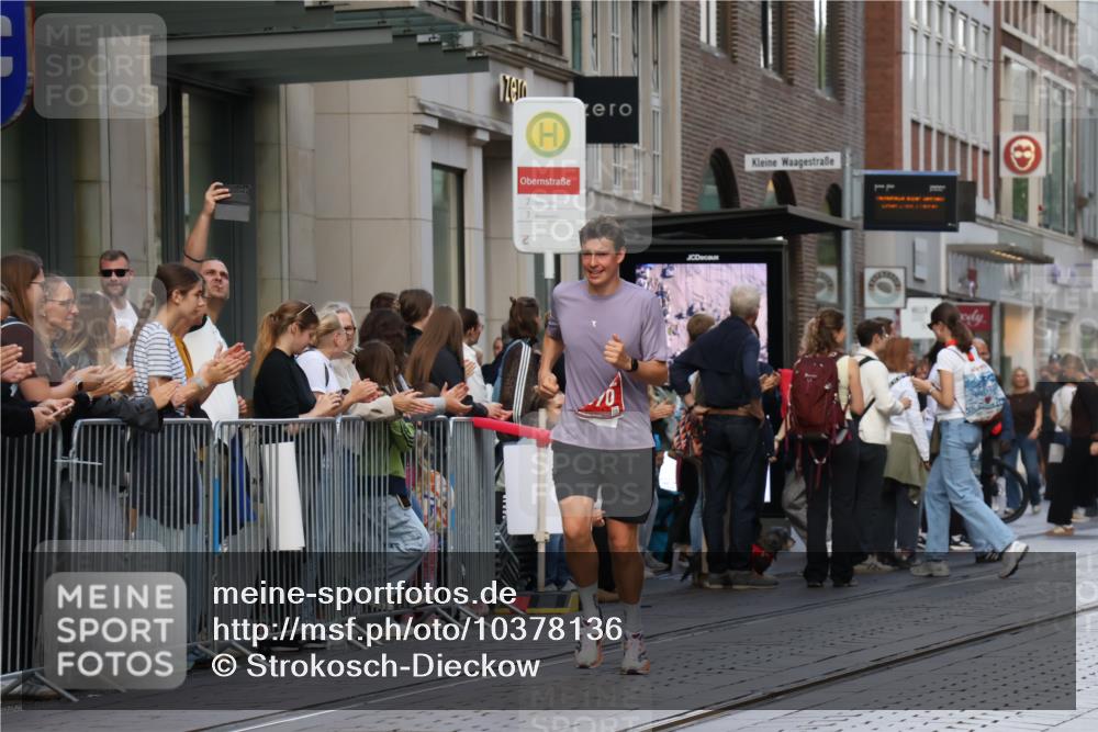13.09.2026 - 21. swb-Marathon Bremen Strokosch-Dieckow http://msf.ph/oto/10378136 13.09.2026 12:36:07 Ziel 245, 1238, 1670 meine-sportfotos.de