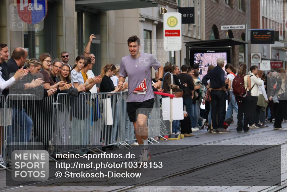 13.09.2026 - 21. swb-Marathon Bremen Strokosch-Dieckow http://msf.ph/oto/10378153 13.09.2026 12:36:08 Ziel 245, 1238, 1670 meine-sportfotos.de