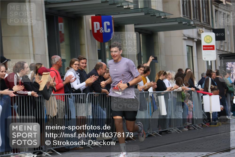 13.09.2026 - 21. swb-Marathon Bremen Strokosch-Dieckow http://msf.ph/oto/10378173 13.09.2026 12:36:09 Ziel 245, 1670 meine-sportfotos.de