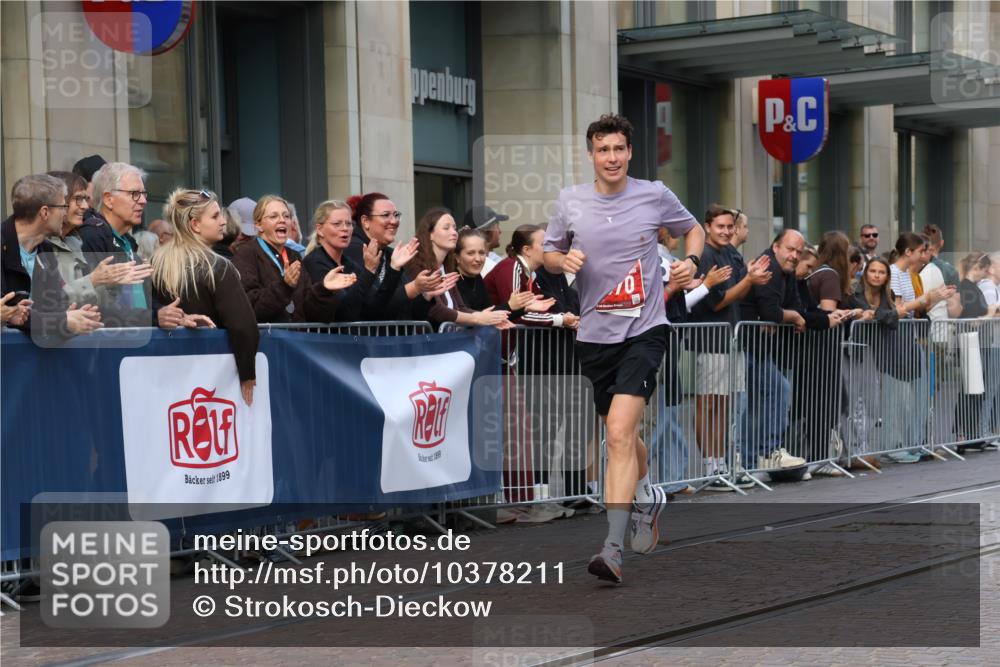 13.09.2026 - 21. swb-Marathon Bremen Strokosch-Dieckow http://msf.ph/oto/10378211 13.09.2026 12:36:10 Ziel 245, 1670 meine-sportfotos.de