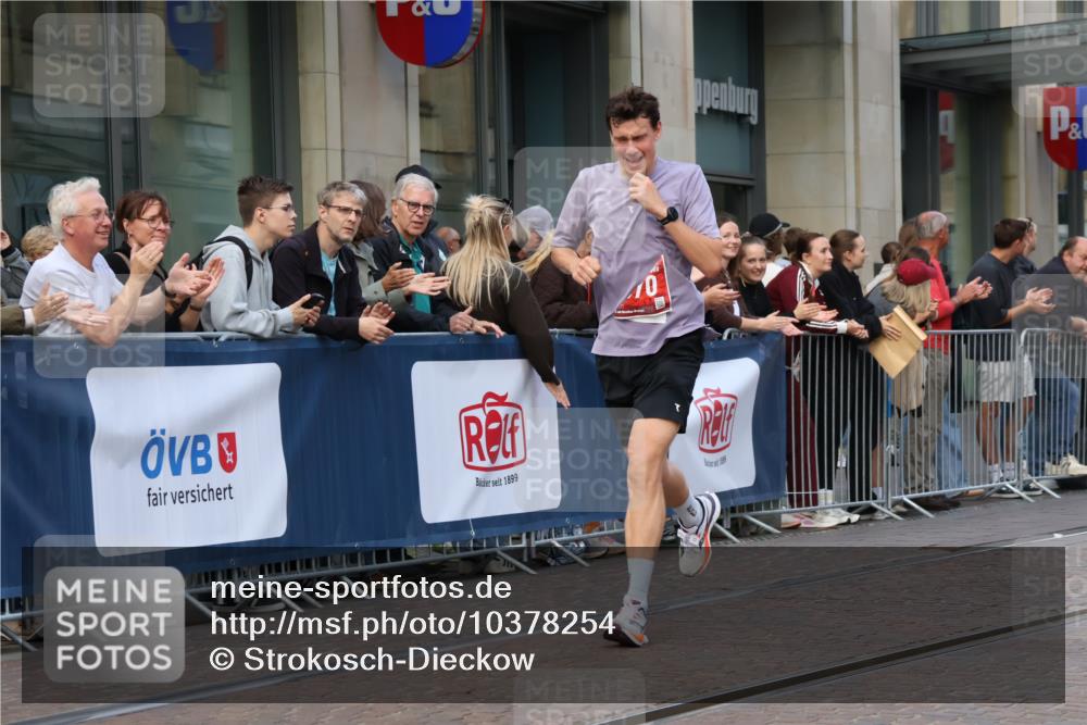 13.09.2026 - 21. swb-Marathon Bremen Strokosch-Dieckow http://msf.ph/oto/10378254 13.09.2026 12:36:11 Ziel 245, 1670 meine-sportfotos.de