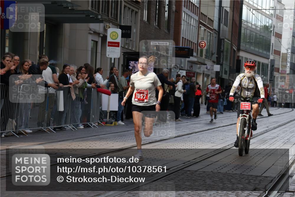 13.09.2026 - 21. swb-Marathon Bremen Strokosch-Dieckow http://msf.ph/oto/10378561 13.09.2026 12:37:39 Ziel 513, 1766, 1957 meine-sportfotos.de