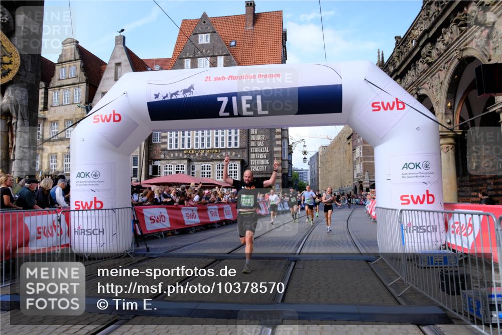 13.09.2026 - 21. swb-Marathon Bremen Tim E. http://msf.ph/oto/10378570 13.09.2026 13:13:53 Ziel 779, 2360, 2401, 2767, 2882, 3413, 6407, 7493, 7707, 8477, 8568, 8840, 8963, 9442, 13099 meine-sportfotos.de
