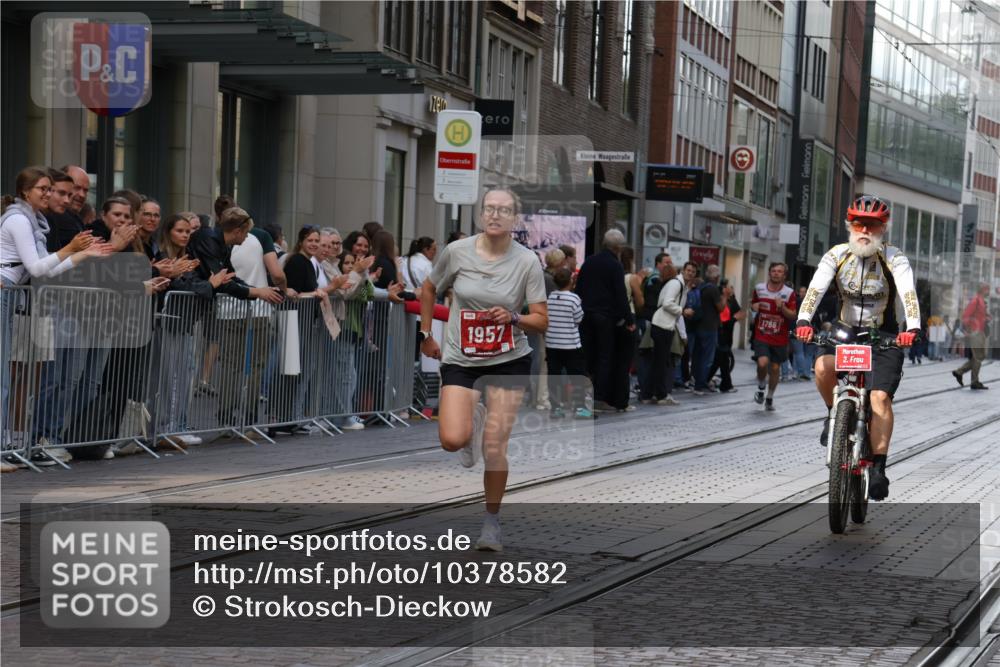 13.09.2026 - 21. swb-Marathon Bremen Strokosch-Dieckow http://msf.ph/oto/10378582 13.09.2026 12:37:39 Ziel 513, 1766, 1957 meine-sportfotos.de