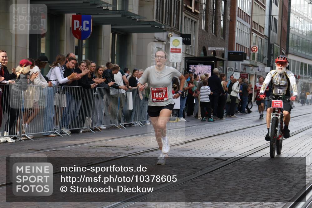 13.09.2026 - 21. swb-Marathon Bremen Strokosch-Dieckow http://msf.ph/oto/10378605 13.09.2026 12:37:40 Ziel 513, 1766, 1957 meine-sportfotos.de