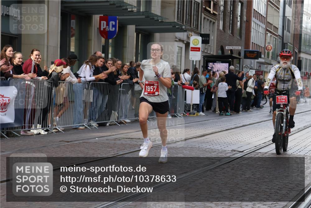 13.09.2026 - 21. swb-Marathon Bremen Strokosch-Dieckow http://msf.ph/oto/10378633 13.09.2026 12:37:40 Ziel 513, 1766, 1957 meine-sportfotos.de