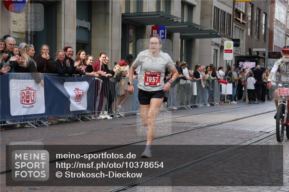 13.09.2026 - 21. swb-Marathon Bremen Strokosch-Dieckow http://msf.ph/oto/10378654 13.09.2026 12:37:40 Ziel 513, 1766, 1957 meine-sportfotos.de