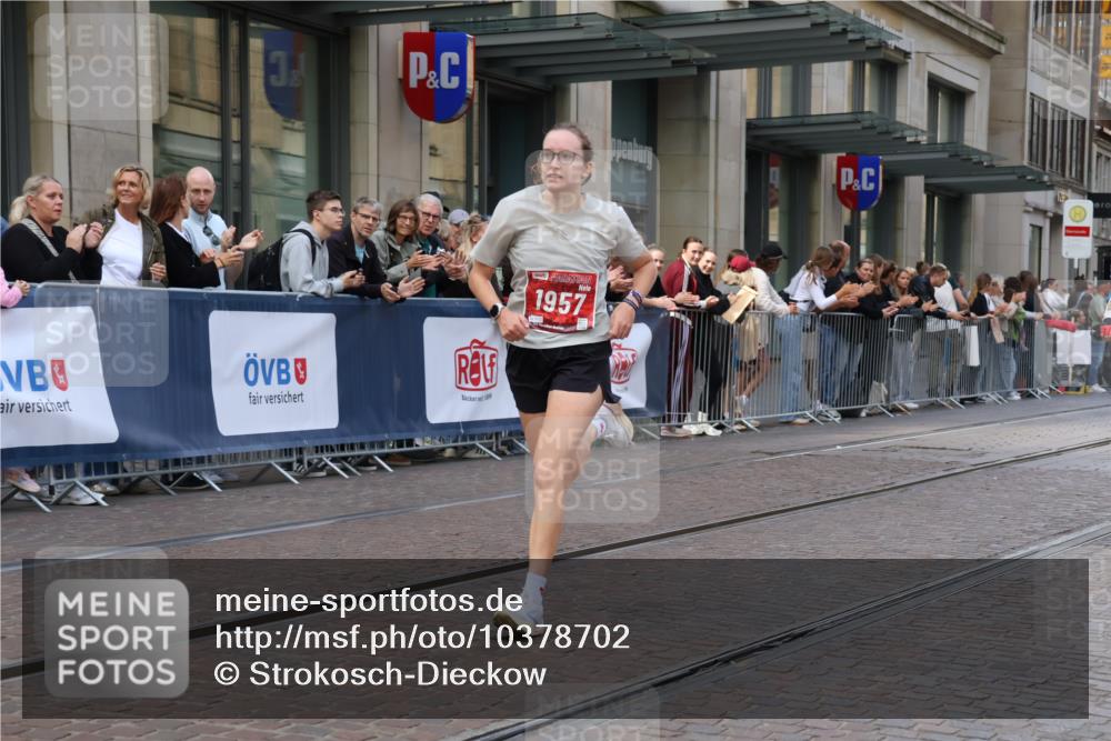 13.09.2026 - 21. swb-Marathon Bremen Strokosch-Dieckow http://msf.ph/oto/10378702 13.09.2026 12:37:41 Ziel 513, 1766, 1957 meine-sportfotos.de