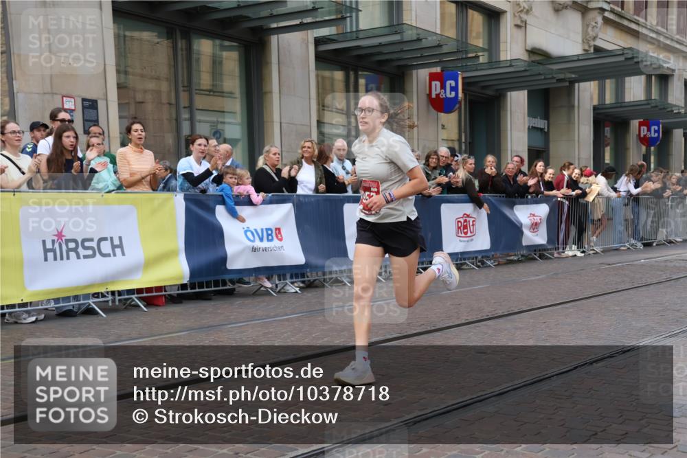 13.09.2026 - 21. swb-Marathon Bremen Strokosch-Dieckow http://msf.ph/oto/10378718 13.09.2026 12:37:41 Ziel 513, 1766, 1957 meine-sportfotos.de