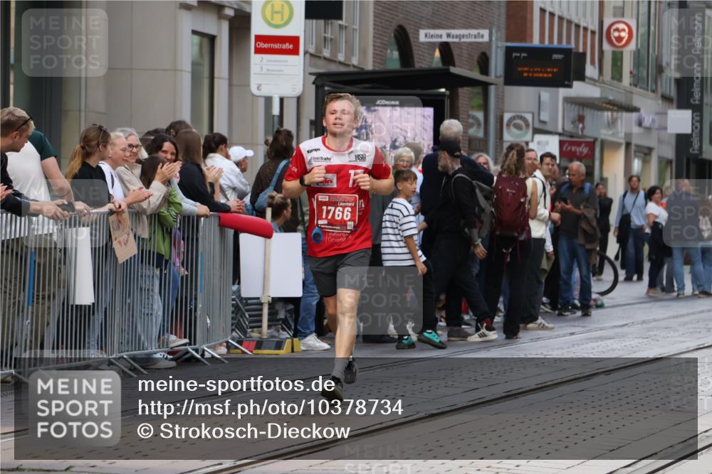 13.09.2026 - 21. swb-Marathon Bremen Strokosch-Dieckow http://msf.ph/oto/10378734 13.09.2026 12:37:45 Ziel 1766, 1957 meine-sportfotos.de