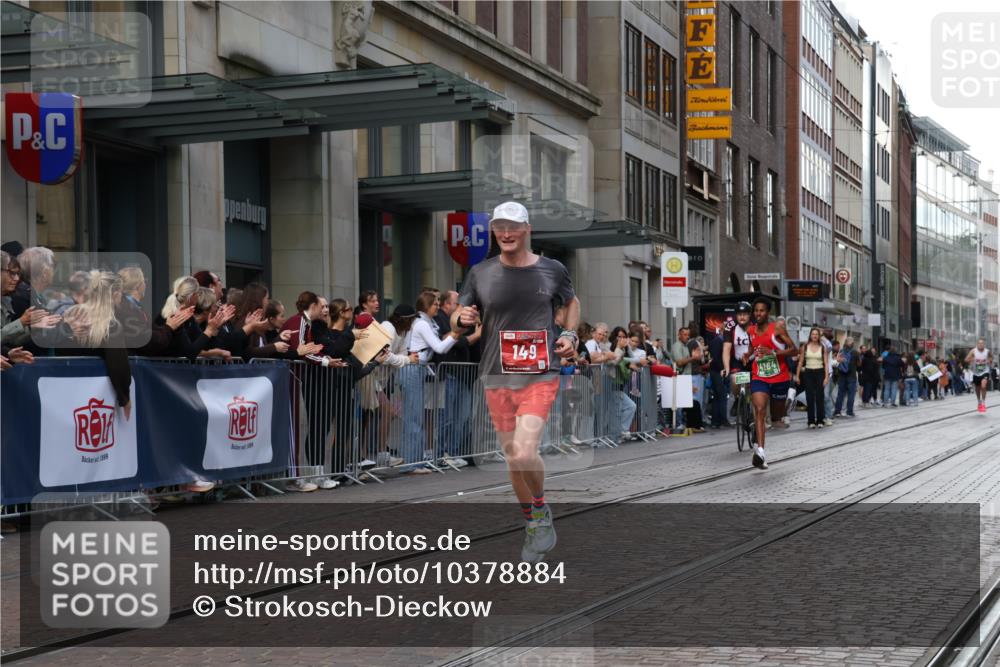 13.09.2026 - 21. swb-Marathon Bremen Strokosch-Dieckow http://msf.ph/oto/10378884 13.09.2026 12:40:26 Ziel 1263, 3662, 4264, 149 meine-sportfotos.de
