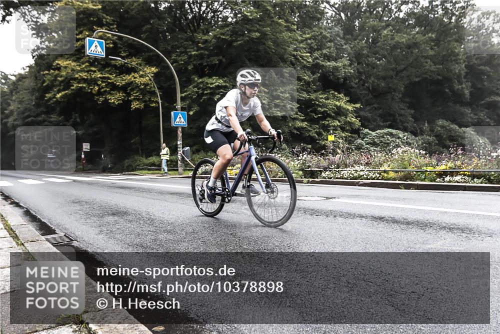 13.09.2026 - Stadtparktriathlon H.Heesch http://msf.ph/oto/10378898 13.09.2026 10:03:49 Radfahren 294, 303 meine-sportfotos.de