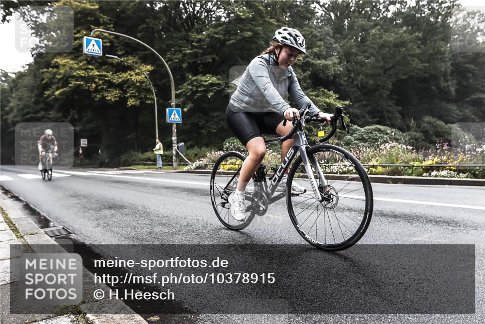 13.09.2026 - Stadtparktriathlon H.Heesch http://msf.ph/oto/10378915 13.09.2026 10:04:07 Radfahren 215, 230 meine-sportfotos.de