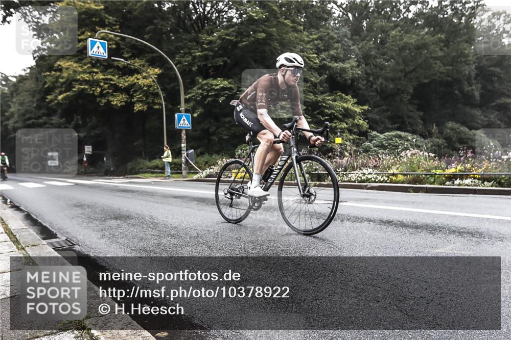 13.09.2026 - Stadtparktriathlon H.Heesch http://msf.ph/oto/10378922 13.09.2026 10:04:07 Radfahren 215, 230 meine-sportfotos.de