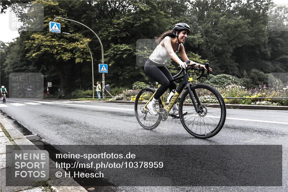 13.09.2026 - Stadtparktriathlon H.Heesch http://msf.ph/oto/10378959 13.09.2026 10:04:43 Radfahren 319, 320 meine-sportfotos.de
