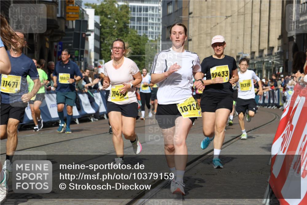 13.09.2026 - 21. swb-Marathon Bremen Strokosch-Dieckow http://msf.ph/oto/10379159 13.09.2026 11:04:07 Ziel 10090, 10091, 10152, 10327, 10357, 10403, 10429, 10569, 10659, 10720, 10796, 10918, 10950, 11149, 11325, 11451, 11511, 11595, 11868, 11967, 12074, 12504, 10182, 10291, 10526, 10613, 11214, 11215, 11221, 11336, 11539, 11720, 11726, 11740, 12001, 12276 meine-sportfotos.de