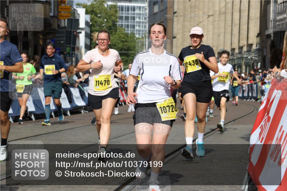 13.09.2026 - 21. swb-Marathon Bremen Strokosch-Dieckow http://msf.ph/oto/10379199 13.09.2026 11:04:07 Ziel 10090, 10091, 10152, 10327, 10357, 10403, 10429, 10569, 10659, 10720, 10796, 10918, 10950, 11149, 11325, 11451, 11511, 11595, 11868, 11967, 12074, 12504, 10182, 10291, 10526, 10613, 11214, 11215, 11221, 11336, 11539, 11720, 11726, 11740, 12001, 12276 meine-sportfotos.de
