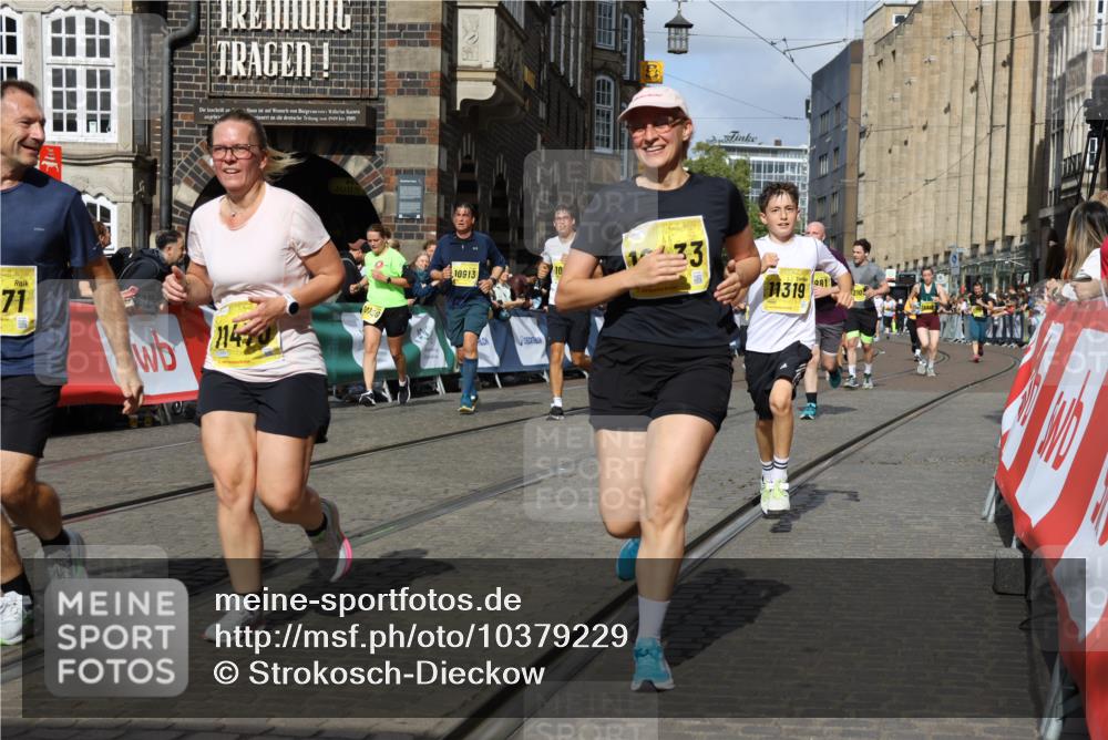 13.09.2026 - 21. swb-Marathon Bremen Strokosch-Dieckow http://msf.ph/oto/10379229 13.09.2026 11:04:10 Ziel 10090, 10091, 10152, 10327, 10357, 10403, 10429, 10607, 10659, 10720, 10796, 10918, 10950, 11149, 11319, 11325, 11451, 11470, 11471, 11511, 11595, 11618, 11868, 11967, 12260, 12392, 12433, 12504, 10182, 10245, 10291, 10526, 10613, 11214, 11215, 11221, 11248, 11336, 11410, 11720, 11740, 12009, 12929 meine-sportfotos.de