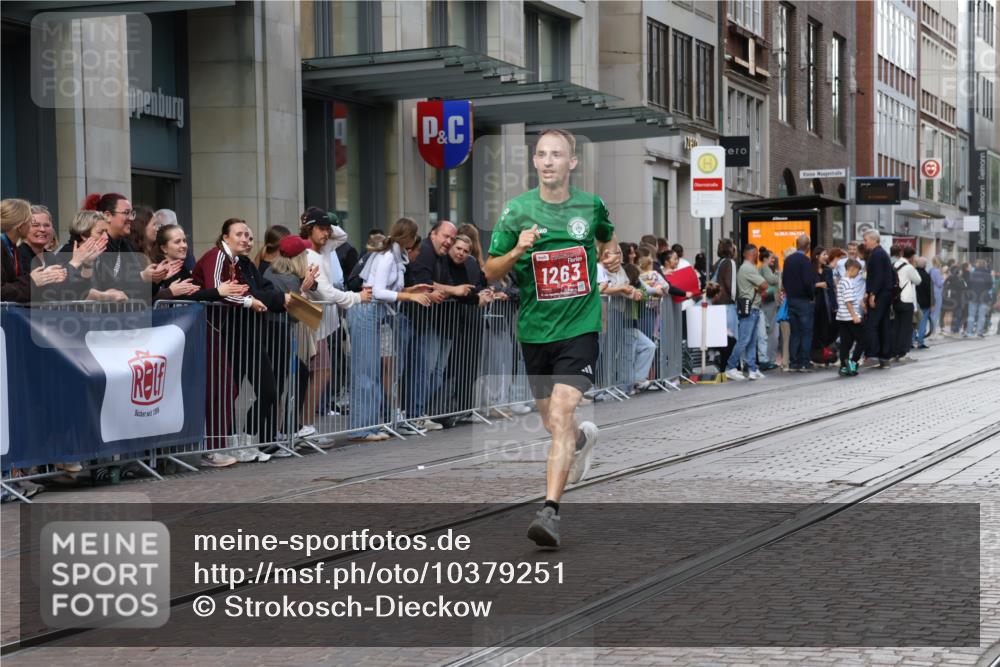 13.09.2026 - 21. swb-Marathon Bremen Strokosch-Dieckow http://msf.ph/oto/10379251 13.09.2026 12:40:57 Ziel 634, 642, 1263, 3662, 4264 meine-sportfotos.de