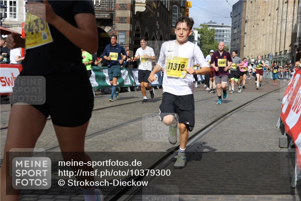 13.09.2026 - 21. swb-Marathon Bremen Strokosch-Dieckow http://msf.ph/oto/10379300 13.09.2026 11:04:11 Ziel 10090, 10091, 10152, 10357, 10403, 10429, 10607, 10659, 10720, 10796, 10918, 11149, 11319, 11325, 11451, 11470, 11471, 11511, 11618, 11868, 11967, 12140, 12260, 12392, 12433, 12504, 10182, 10245, 10291, 10526, 10613, 11214, 11215, 11221, 11248, 11336, 11410, 11720, 11740, 12009, 12929 meine-sportfotos.de