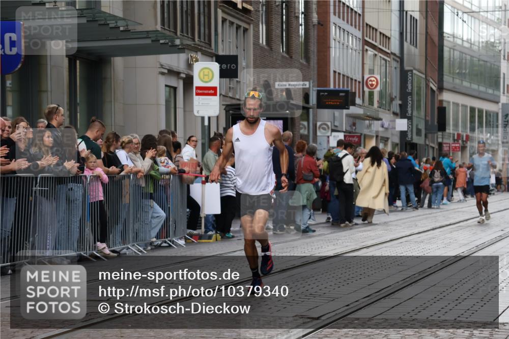 13.09.2026 - 21. swb-Marathon Bremen Strokosch-Dieckow http://msf.ph/oto/10379340 13.09.2026 12:41:09 Ziel 1139, 634, 642 meine-sportfotos.de