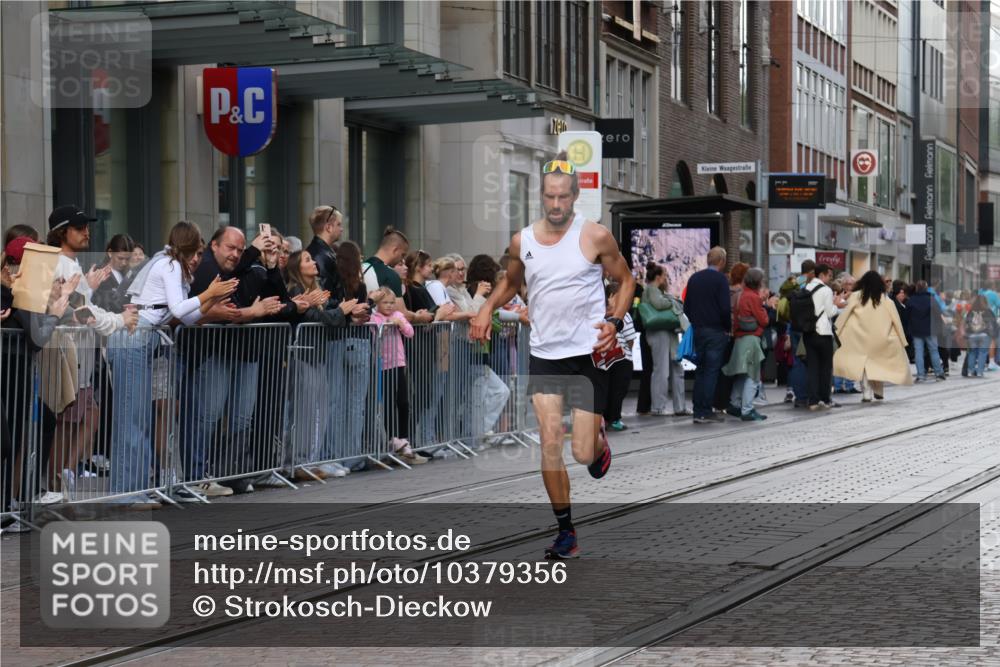 13.09.2026 - 21. swb-Marathon Bremen Strokosch-Dieckow http://msf.ph/oto/10379356 13.09.2026 12:41:10 Ziel 1139, 634, 642 meine-sportfotos.de