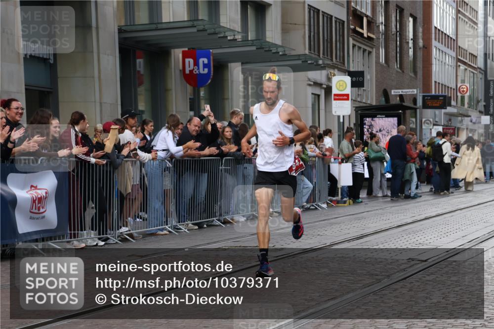 13.09.2026 - 21. swb-Marathon Bremen Strokosch-Dieckow http://msf.ph/oto/10379371 13.09.2026 12:41:10 Ziel 1139, 634, 642 meine-sportfotos.de