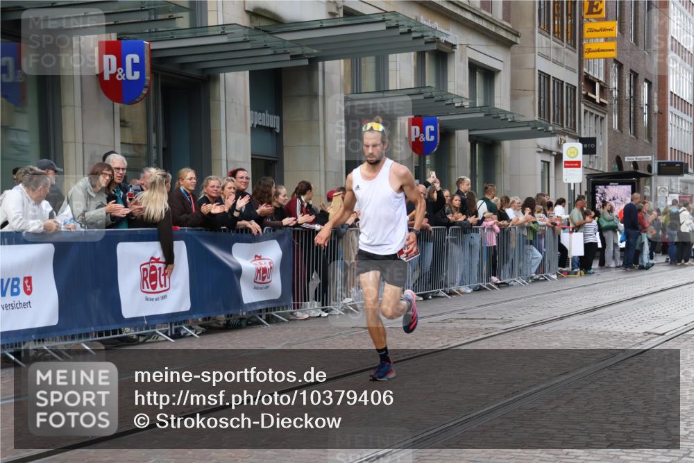 13.09.2026 - 21. swb-Marathon Bremen Strokosch-Dieckow http://msf.ph/oto/10379406 13.09.2026 12:41:11 Ziel 1139, 634, 642 meine-sportfotos.de