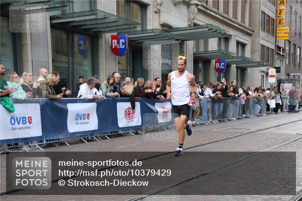 13.09.2026 - 21. swb-Marathon Bremen Strokosch-Dieckow http://msf.ph/oto/10379429 13.09.2026 12:41:11 Ziel 1139, 634, 642 meine-sportfotos.de