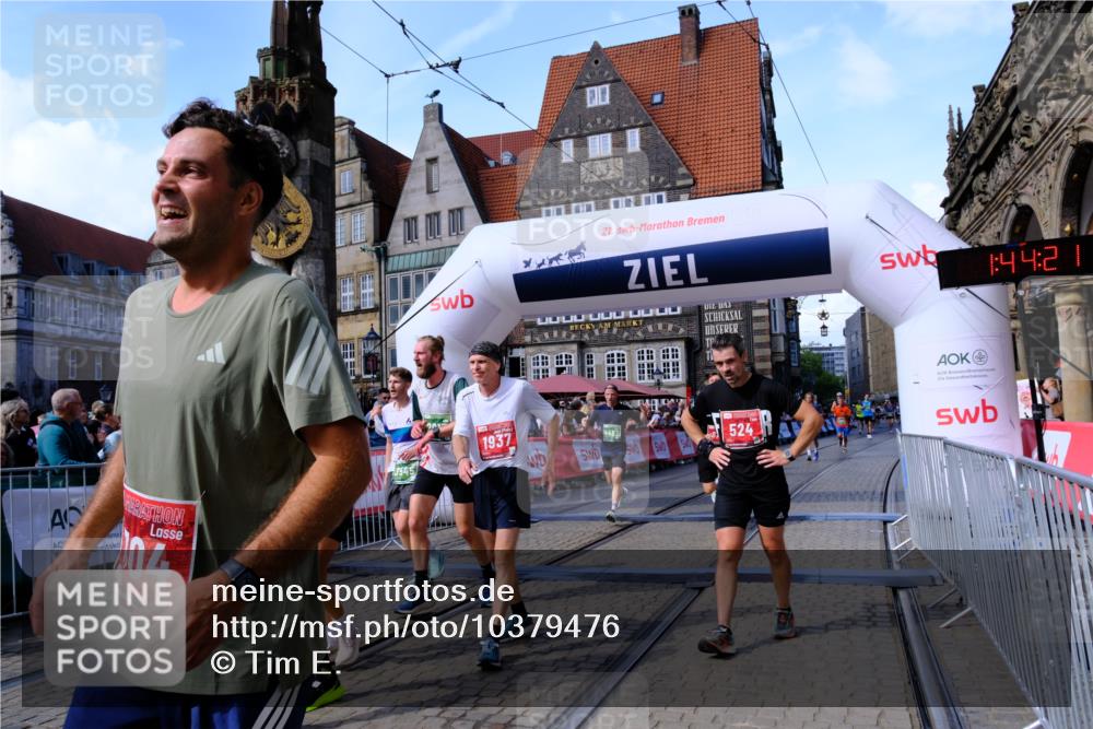 13.09.2026 - 21. swb-Marathon Bremen Tim E. http://msf.ph/oto/10379476 13.09.2026 13:14:43 Ziel 107, 376, 469, 1043, 1125, 1492, 1542, 1814, 2043, 2203, 2913, 3085, 3545, 3821, 4452, 4685, 4728, 5794, 5836, 5986, 6130, 6506, 7117, 7591, 7659, 7826, 8456, 8919, 9783, 9868 meine-sportfotos.de